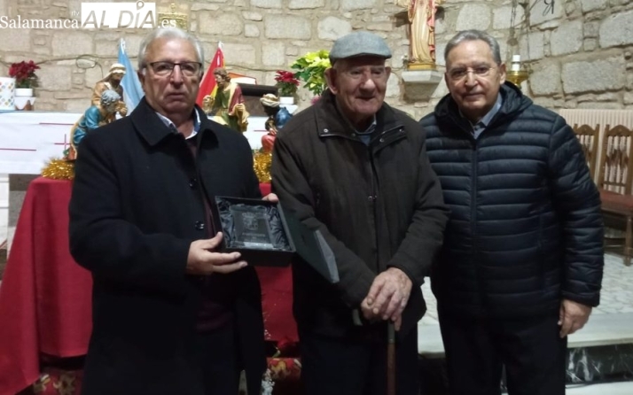 El alcalde, Francisco Martín, le hacía entrega de una placa a Gregorio Vicente Hernández como nuevo centenario de Villasbuenas  